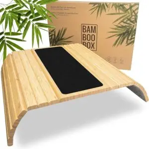 BAM BOO BOX P1.4: naturfarbenes Bambustablett mit Polster, daneben Verpackung und Dekopflanze.