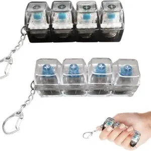 PLUSHCEWT FYFS-0111: zwei transparente Fidget-Schlüsselanhänger mit je vier Tasten; zusätzliche Handansicht eines Anhängers.